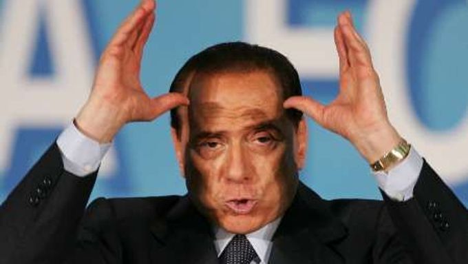 Italský premiér Silvio Berlusconi je vlastníkem televizní společnosti Mediaset. Na obrazovkách se tak objevuje téměř denně.