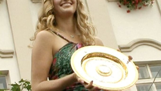 Petra Kvitová s trofejí pro vítěze Wimbledonu.