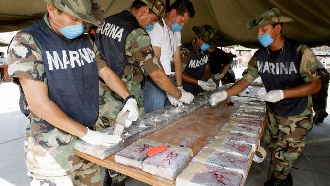 Calderón se údajně snaží jít kšeftařům po krku. 23 tun kokainu zabaveného na počátku listopadu v přístavu Manzanillo.