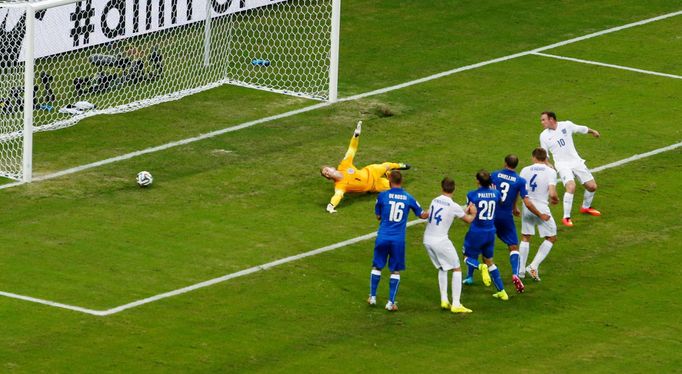 England's goalkeeper Joe Hart concedes a goal by Italy's Claudio Marchisio (not pictured) during their 2014 World Cup Group D soccer match at the Amazonia arena in Manaus