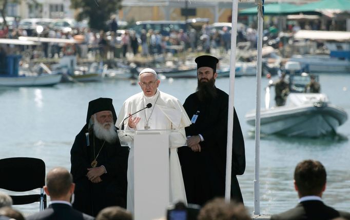 Papež František s konstantinopolským patriarchou Bartolomějem I. (vpravo) a arcibiskupem aténským Hieronymem II (vlevo)