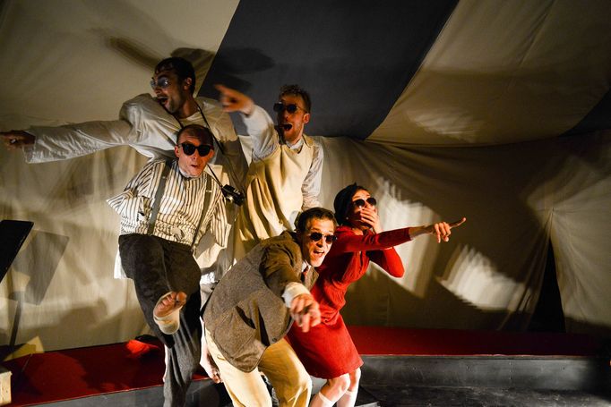 Igor Orozovič, Jakub Albrecht, Tereza Dočkalová, Tomáš Dianiška a Adam Vacula ve hře Bezruký Frantík.