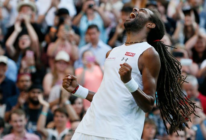 Dustin Brown slaví výhru nad Nadalem ve druhém kole Wimbledonu 2015