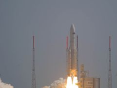 Start rakety Ariane 5 vynášející dva nové kosmické dalekohledy.