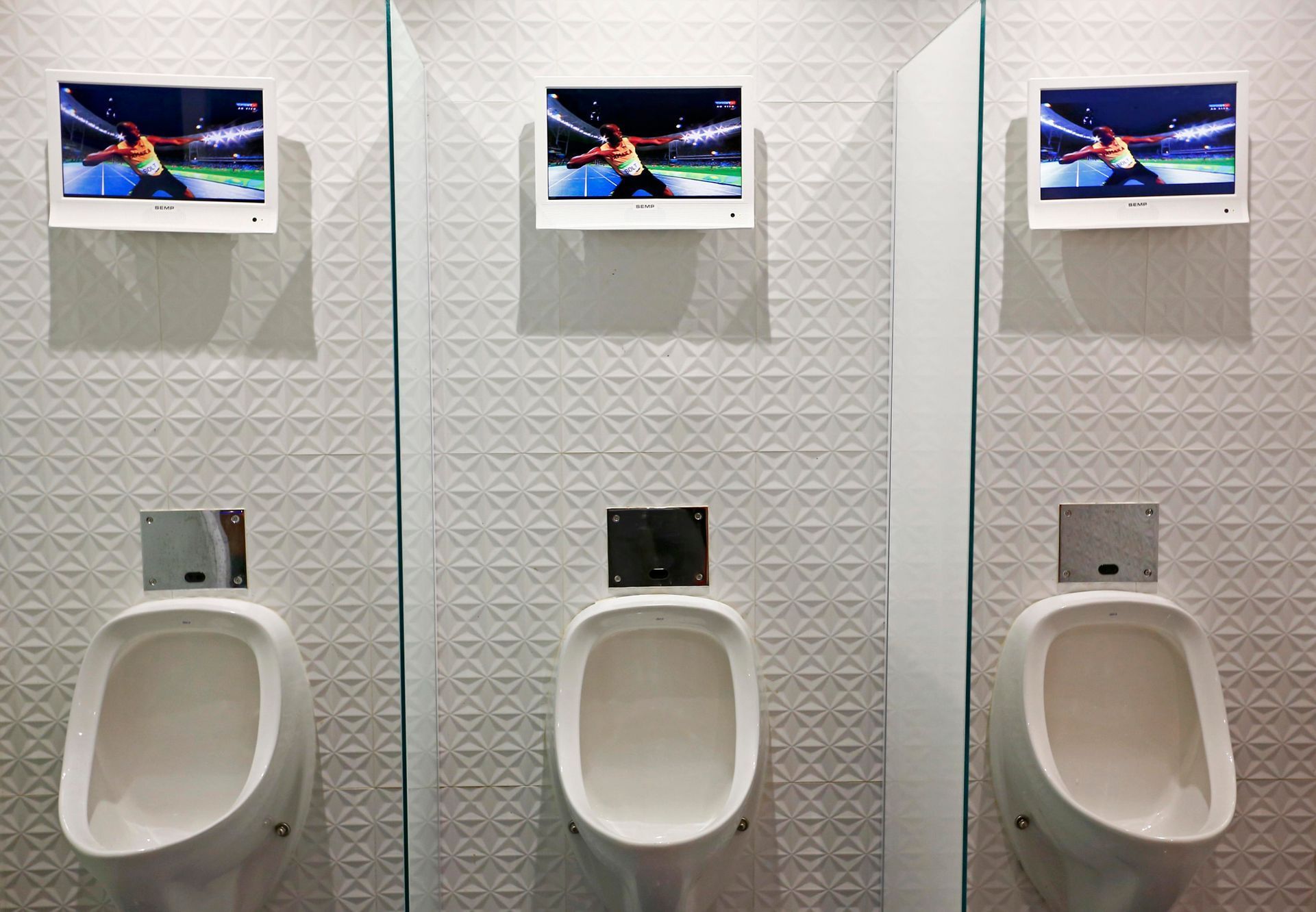 Televizní obrazovky přenášely olympiádu na pánskou toaletu v restauraci v Rio de Janeiru.