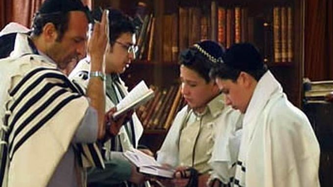 Židé se modlí v teheránské synagoze.