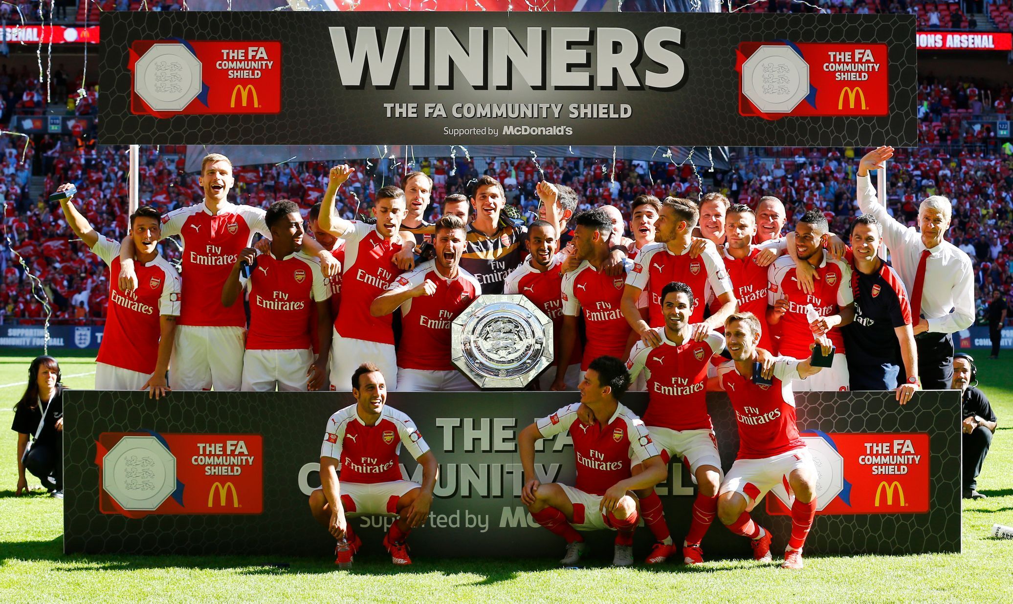 Arsenal s trofejí pro vítěze Cmmunity Shield 2015