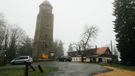 FOTO: Výhled z Bramberku. Oblíbená rozhledna jde do dražby