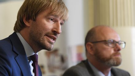 Zmrazí vláda platy ústavních činitelů? A co bude s rouškami? Sledujte brífink