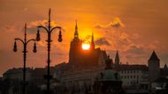 Letošní vítěz soutěže Praha fotografická Richard Horák zná metropoli a její zákoutí jako málokdo jiný. Město, které mu učarovalo, fotografuje už desítky let. Fotografie ukazují, jak vidí pražské jaro přes hledáček svého fotoaparátu. Tento snímek zachycuje zapadající slunce mezi věžemi katedrály Sv. Víta, Václava a Vojtěcha (16. března 2022)