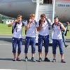Póza s olympijskými medailemi před letadlem: Jan Štěrba, Lukáš Trefil, Josef Dostál, Daniel Havel (zleva).