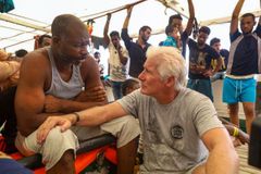 Richard Gere navštívil v Itálii loď se stovkou uprchlíků na palubě, donesl jim jídlo