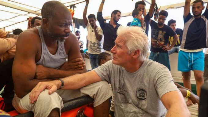 Richard Gere na lodi s uprchlíky.