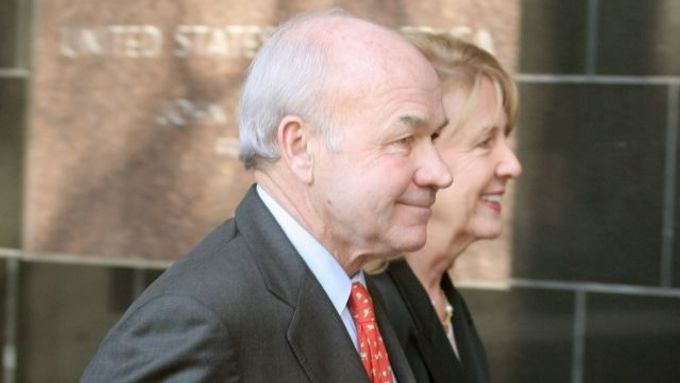 Zakladatel společnosti Enron Kenneth Lay na snímku s manželkou Lindou Layovou