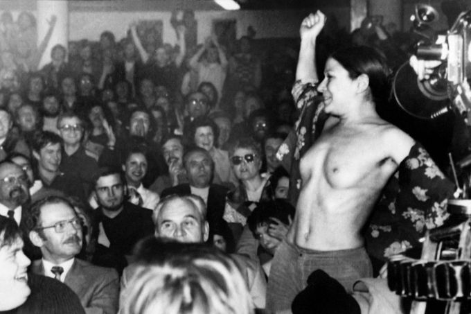 Žena předvádí striptýz během mítinku prezidentského kandidáta Jeana Royera, 26. dubna 1974 v Toulouse ve Francii.