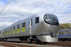 Japonsko křižuje vlak s unikátním vzhledem. Cestující se mají cítit jako v obýváku