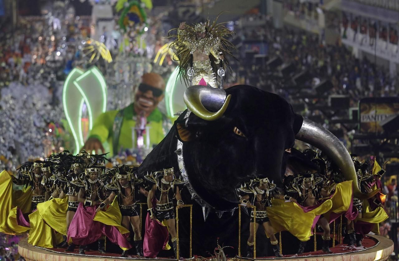 Fotogalerie: Pestrobarevná podívaná z prostředí brazilského karnevalu