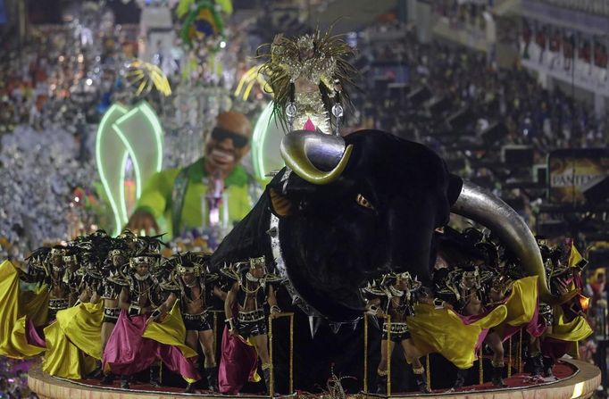 Revellers of Mocidade Independente samba school participate in the annual Carnival parade in Rio de Janeiro's Sambadrome, February 11, 2013. REUTERS/Ricardo Moraes (BRAZIL - Tags: SOCIETY) Published: Úno. 11, 2013, 6:16 dop.