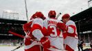 Hokejisté Detroitu slaví gól v NHL Winter Classic v chicgském Wrigley Field.