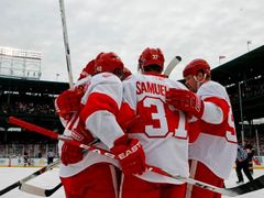 Hokejisté Detroitu slaví gól v NHL Winter Classic v chicgském Wrigley Field.