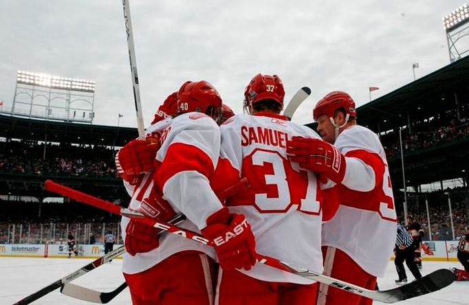 Hokejisté Detroitu slaví gól v NHL Winter Classic v chicgském Wrigley Field.