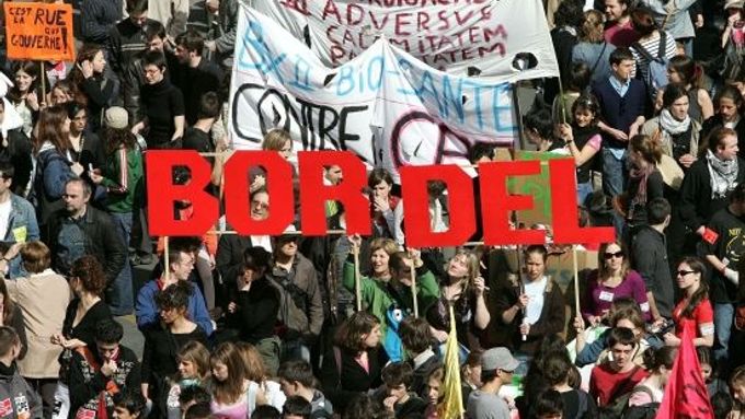 Je to "bordel", hlásají odpůrci nové pracovní smlouvy na dnešní demonstraci v Bordeaux