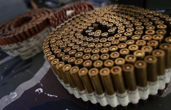 Bullets are displayed on a table during the Big Sandy Shoot in Mohave County, Arizona March 22, 2013. The Big Sandy Shoot is the largest organized machine gun shoot in the United States attended by shooters from around the country. Vintage and replica style machine guns and cannons are some of the weapons displayed during the event. Picture taken March 22, 2013. REUTERS/Joshua Lott (UNITED STATES - Tags: SOCIETY) Published: Bře. 25, 2013, 3:34 odp.