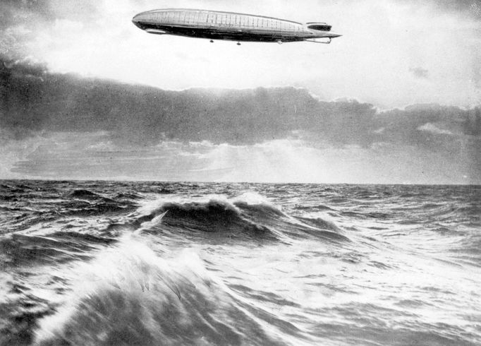 Před 90. lety absolvovala svůj první let německá vzducholoď LZ 127 Graf Zeppelin (18. 9. 1928), která byla následně uvedena do oficiálního provozu 11. října téhož roku.