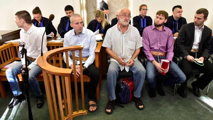 Na snímku čtyři z šesti údajných pachatelů zleva Alexej Ložečnikov, Marian Karlovas, uprostřed tlumočník a dále obžalovaní Petr Odinokov a Vitalij Komarovskij.