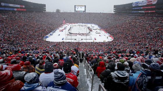 Petr Mrázek se na led nakonec nedostal, Winter Classic si ale užíval i ze studené střídačky.