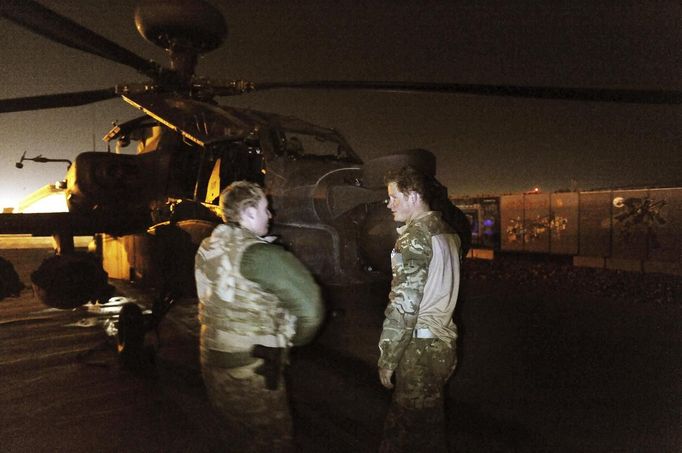 Britain's Prince Harry (R) inspects his Apache helicopter before a night mission at Camp Bastion, southern Afghanistan in this photograph taken December 11, 2012, and released January 21, 2013. The Prince, who is serving as a pilot/gunner with 662 Squadron Army Air Corps, is on a posting to Afghanistan that runs from September 2012 to January 2013. Photograph taken December 11, 2012. Photograph pixelated at source. REUTERS/John Stillwell/Pool (AFGHANISTAN - Tags: MILITARY POLITICS SOCIETY ROYALS CONFLICT) Published: Led. 21, 2013, 8:19 odp.