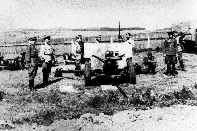 Sovětští vojáci při bojích v okolí Slivice, Milína a Březnice ve dnech od 11. 5. do 12. 5. v roce 1945.