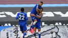 Dominic Calvert-Lewin se spoluhráči slaví gól Evertonu v zápase proti West Hamu.