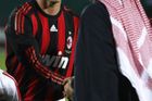David Beckham si před svým prvním zápasem za AC Milán potřásal rukou s dubajskými šejky.