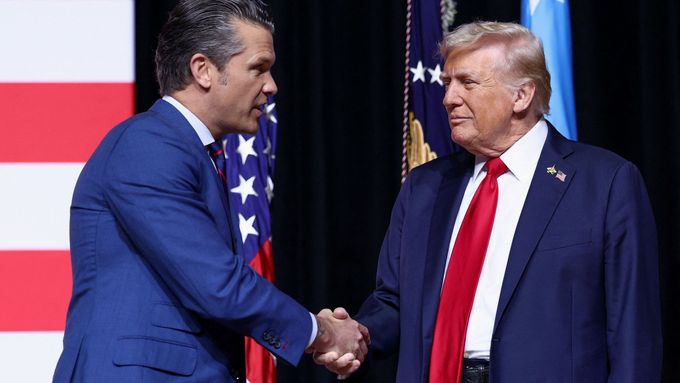 Ministr obrany USA Pete Heseth a prezident Donald Trump před projevem k setkání nejvyšších amerických vojenských velitelů na základně námořní pěchoty Quantico.