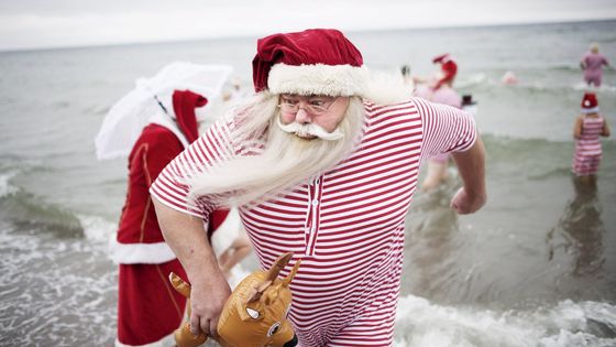 Světový kongres Santa Clausů. Vadí jim příliš úzké komíny