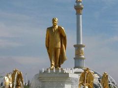 Zlatá socha turkmenského prezidenta na náměstí v Aškabadu
