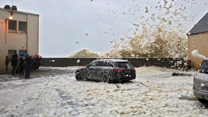 Následky bouře Eleanor u moře ve Francii.