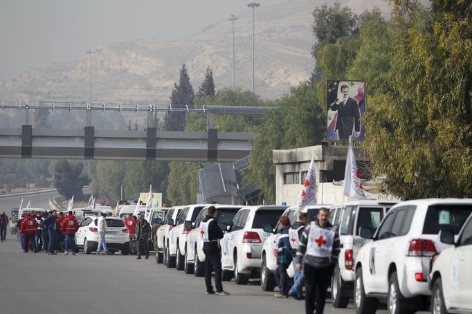 Organizace Červený kříž, Červený půlměsíc a OSN vypravily konvoj s humanitární pomocí do obklíčených syrských měst.