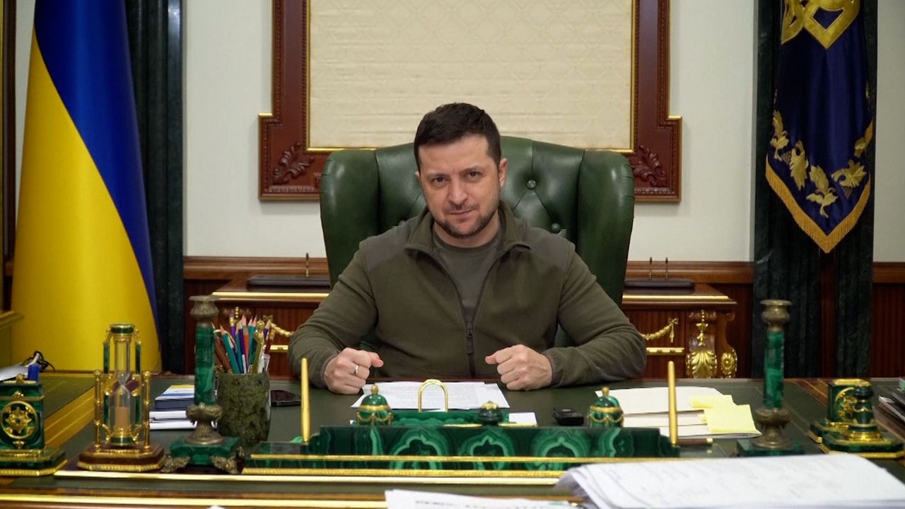 "Střílelo se, mrtví byli u mě v kanceláři." Zelenskyj odhalil, jak blízko byl smrti