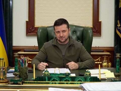 "Střílelo se, mrtví byli u mě v kanceláři." Zelenskyj odhalil, jak blízko byl smrti