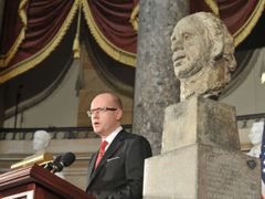 Bohuslav Sobotka hovoří v Kongresu při odhalení busty Václava Havla.