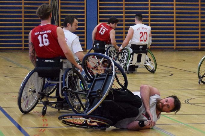 I takhle vypadá basketbal na vozíku. Na fotce pardubický Miroslav Šperk.