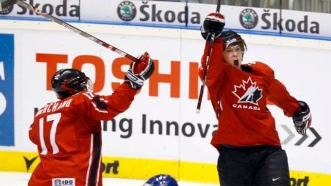 Brad Marchand a Claude Giroux slaví gól Kanaďanů ve finále MSJ 2008.