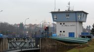 V roce 1977 bylo slavnostně otevřeno zdymadlo v Týnci nad Labem. Od té doby mohou plout lodě o výtlaku víc než tisíc tun skoro tisíc kilometrů až do Hamburku.