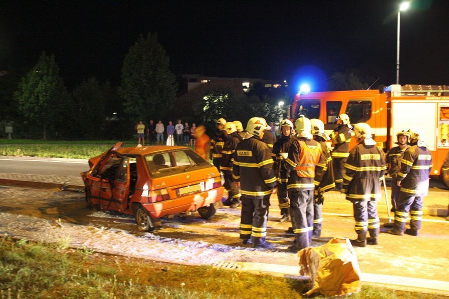 Řidič si při nehodě s autobusem vrazil do nohy nůž