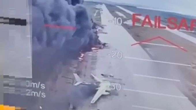 Video ukazuje ruské strategické bombardéry v plamenech.