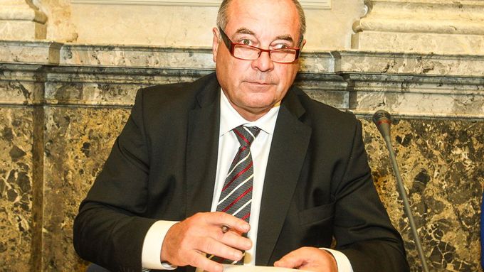 Ministr práce František Koníček.