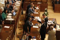 Babiš a Okamura se postavili k pultíku a odmítali odejít. Pekarová musela jednat