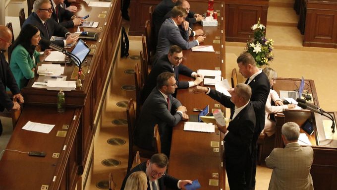Aktuálně.cz zachytilo v úterý po poledni chvíle, kdy se předsedkyně sněmovny Markéta Pekarová Adamová dostala do ostrého sporu s šéfy ANO a SPD.